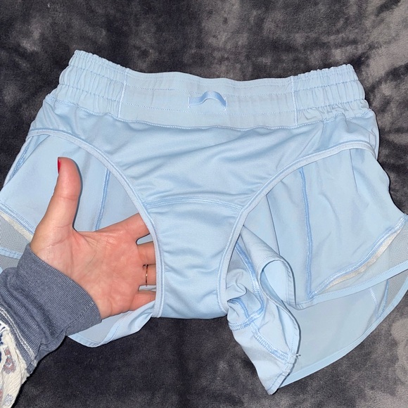 ❌SOLD❌Lululemon Hotty Hot 2.5” lined shorts - Picture 4 of 5